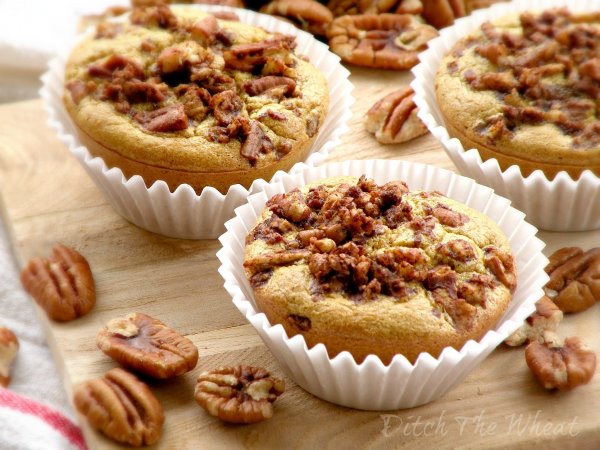 Kép innen: http://ditchthewheat.com/wp-content/uploads/2012/09/MAPLE-PECAN-MUFFINS-3-WATERMARK.jpg